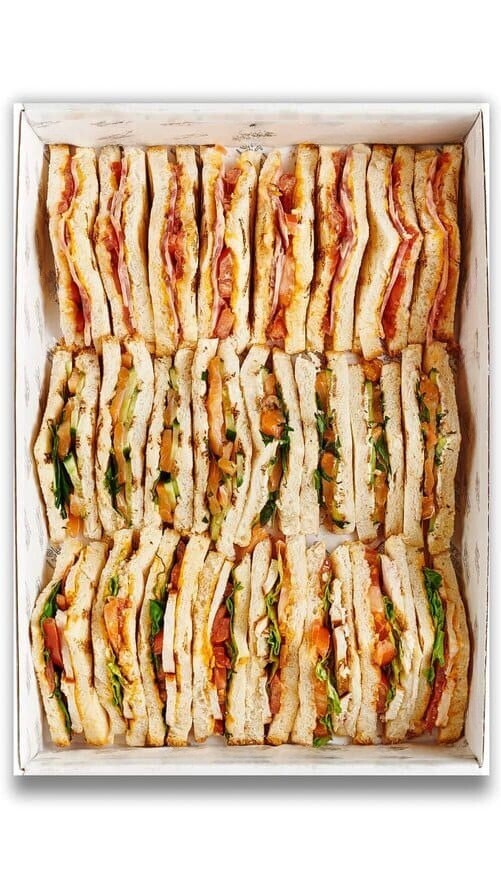 Ассорти мини-сендвичей — ветчина, семга, цыпленок