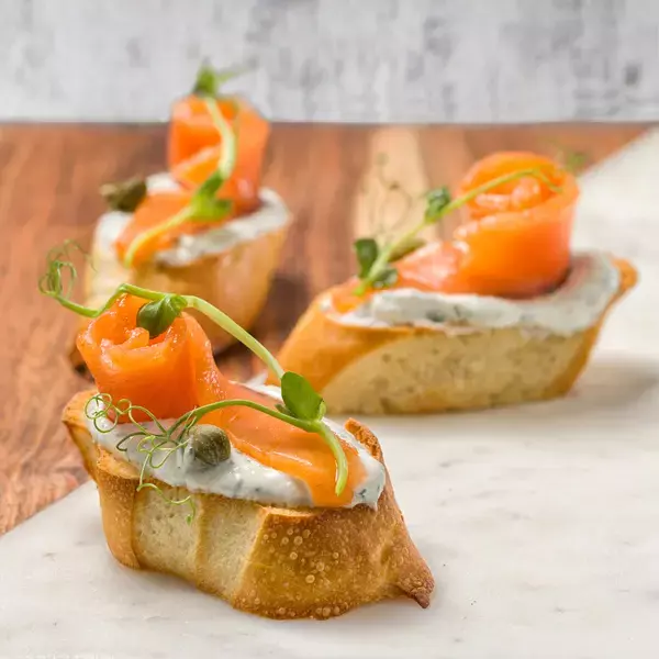 Брускетта с лососем и сметанным соусом