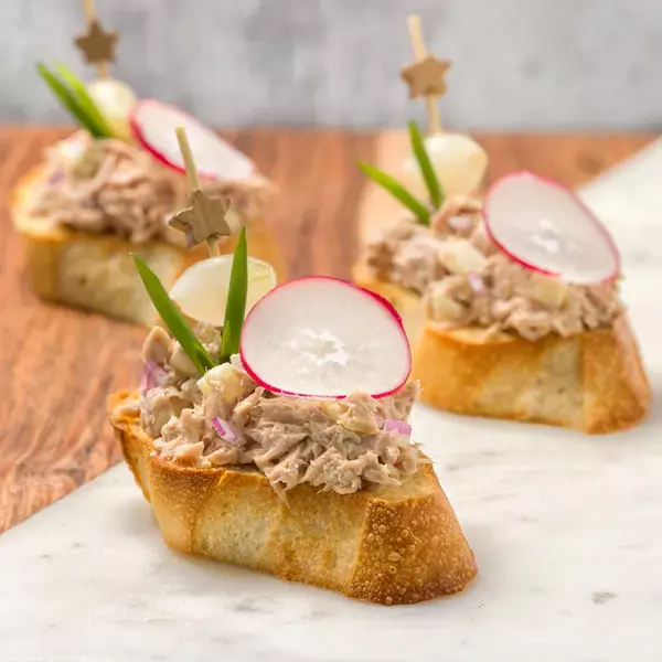 Брускетта с сочным тунцом