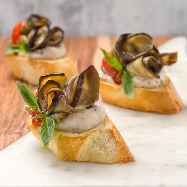 Брускетта с баклажанами и орехами