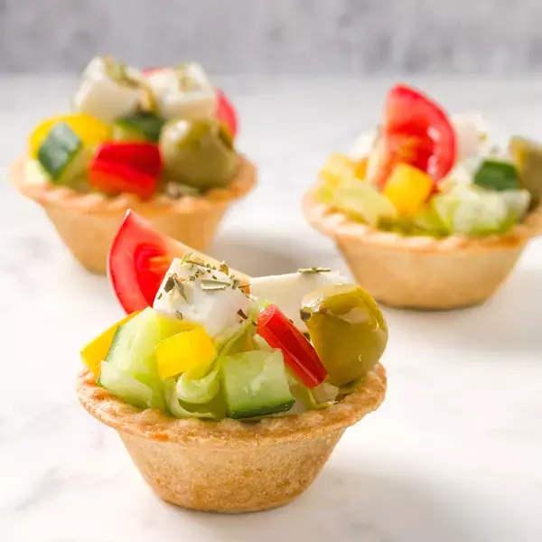 Тарталетки с салатом "Греческий"