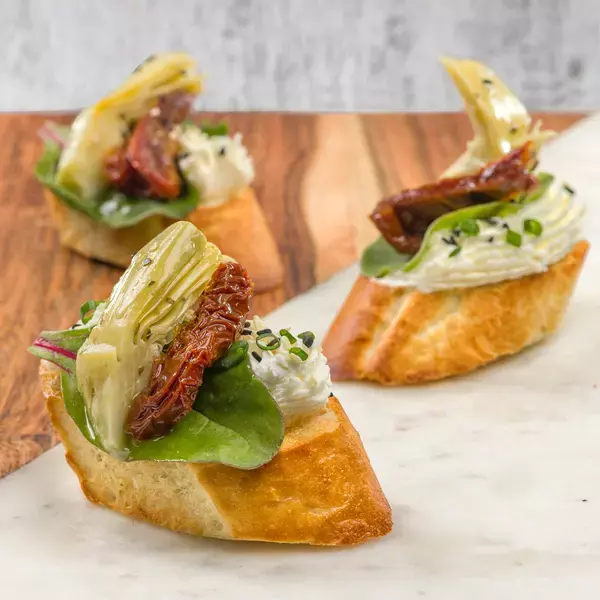 Брускетта со сливочным сыром, артишоками и вялеными томатами