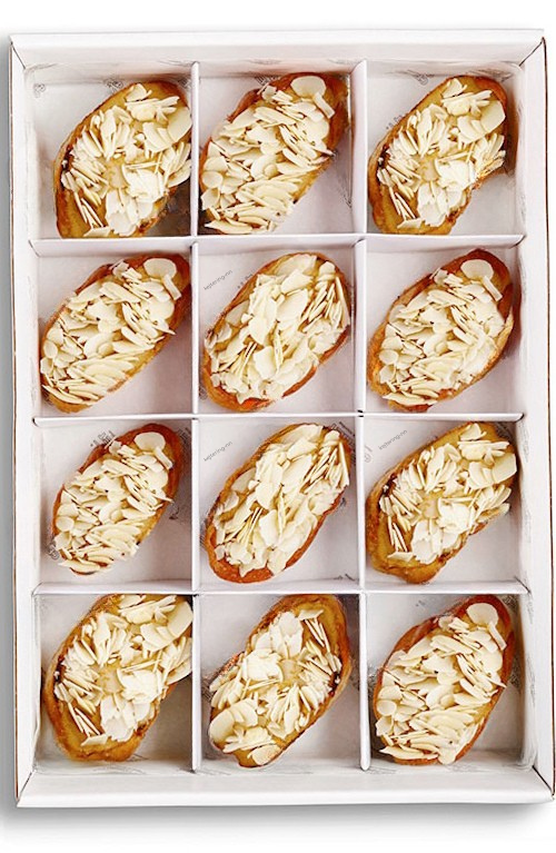 Брускетта с куриным паштетом и миндальными лепестками